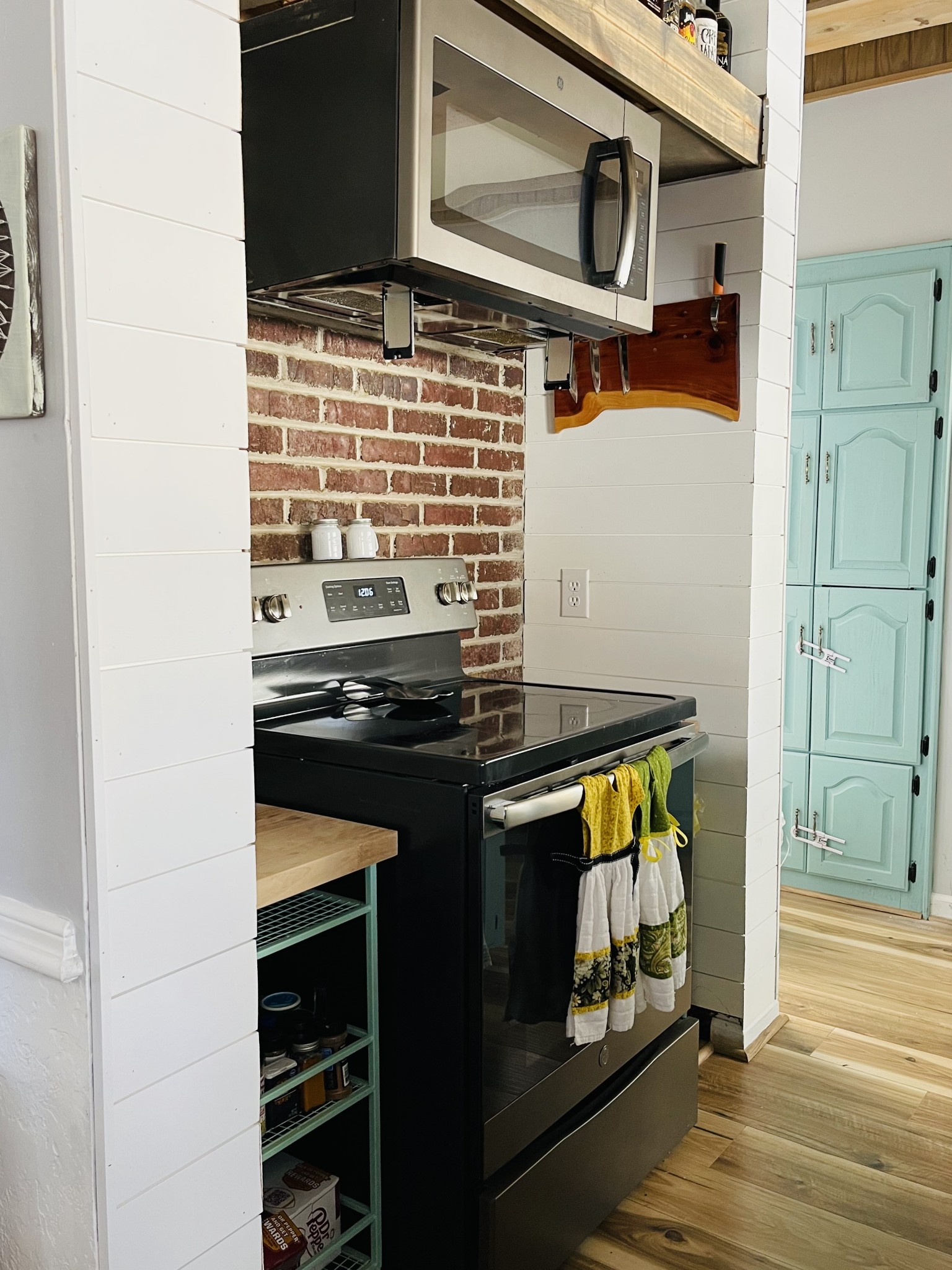 1510 Chestnut Cove Road Chapel Hill, TN 37034 - Photo 3 of 25 a stove top oven sitting inside of a kitchen