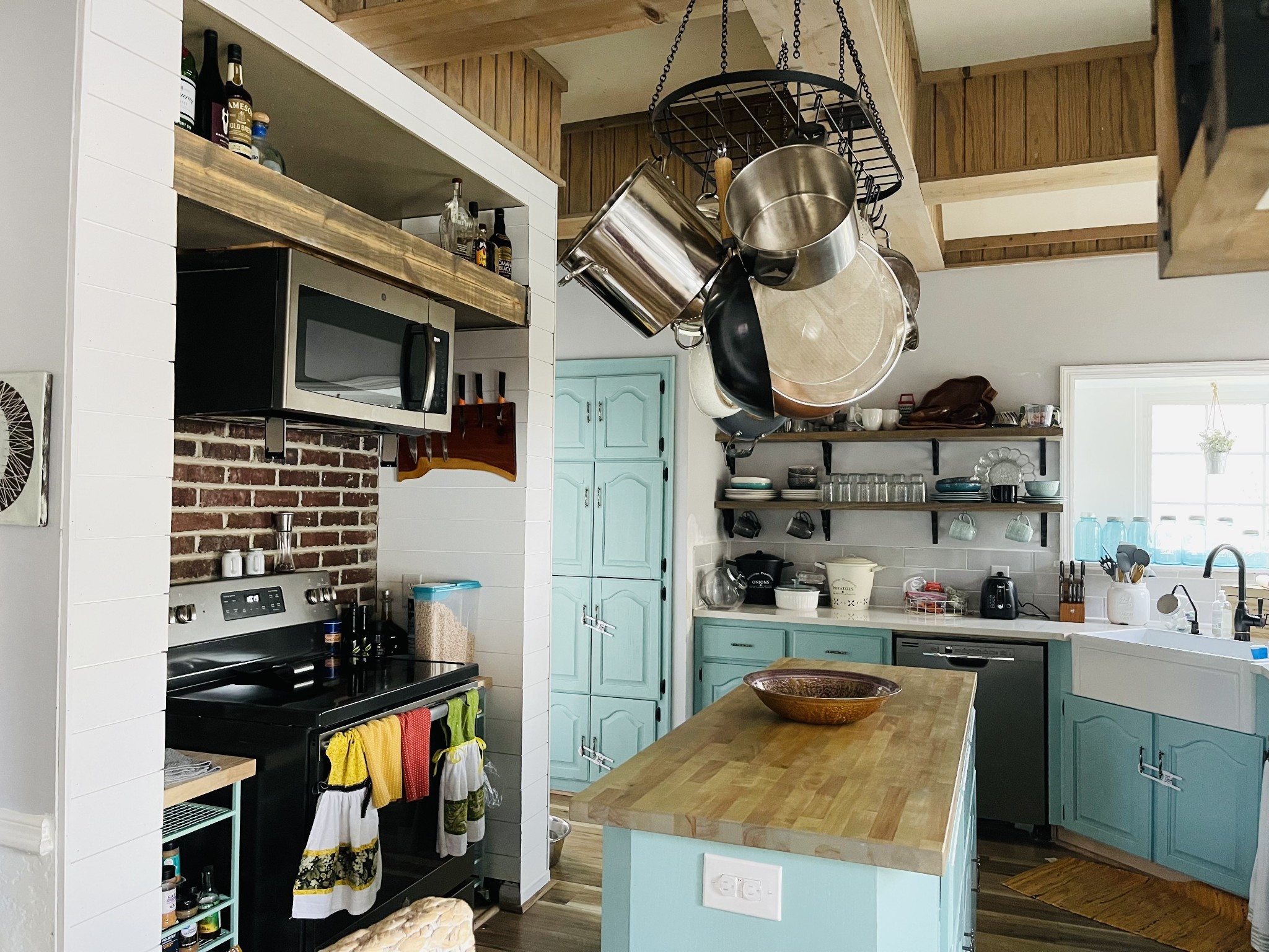1510 Chestnut Cove Road Chapel Hill, TN 37034 - Photo 5 of 25 a kitchen with stainless steel appliances granite countertop a stove and a sink
