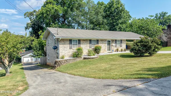$419,900 | 2919 West Woodbine Drive, Maryville, TN 37801