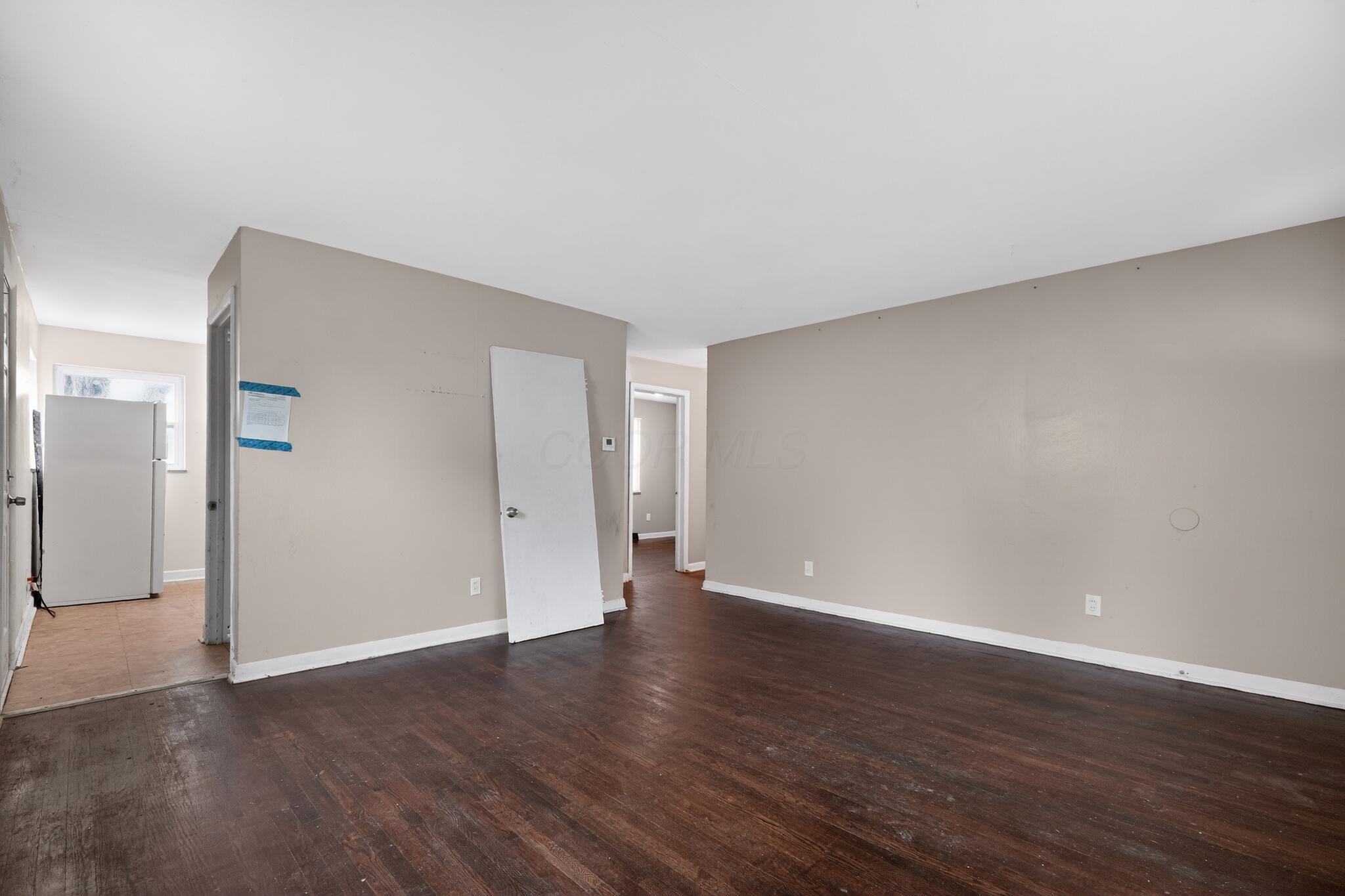 806 South Hampton Road Columbus, OH 43227 - Photo 7 of 30 07_806_S_Hampton_Rd-Living_room-on-6