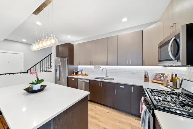 $530,000 | 2300 West Jackson Boulevard, Unit 1E, Chicago, IL 60612