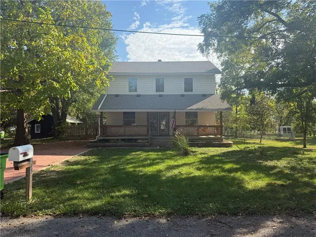 $299,900 | 427 Pine Street, Wellsville, KS 66092