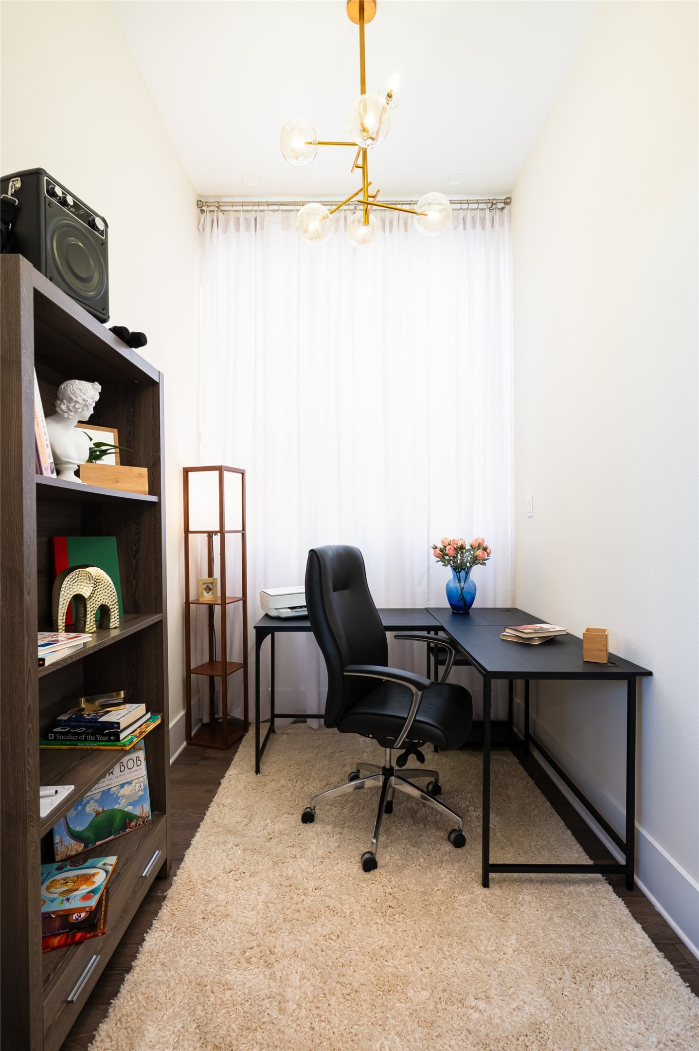 917 Thompson Street Houston, TX 77007 - Photo 47 of 48 a view of a workspace with furniture