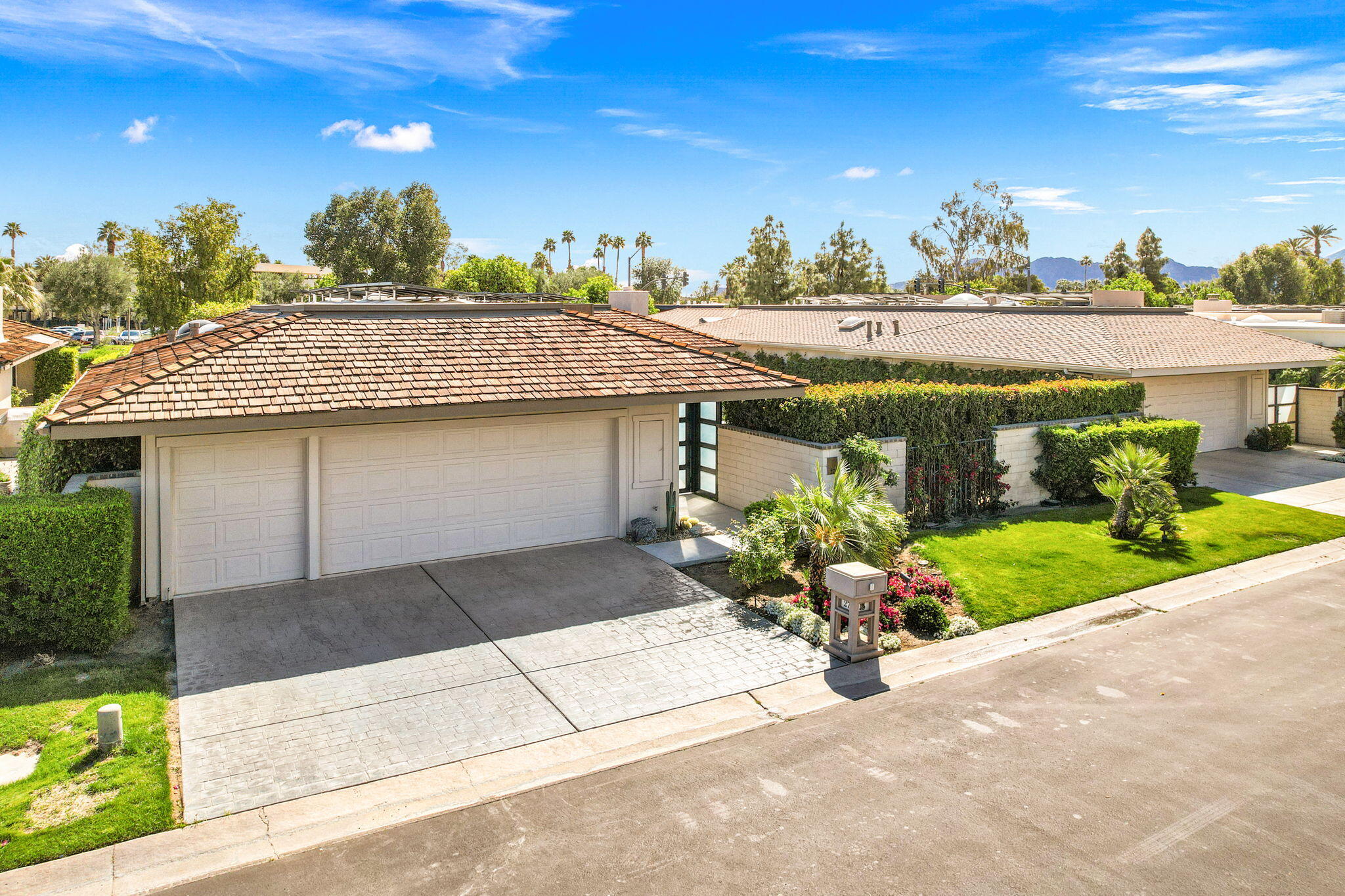 27 Colgate Drive Rancho Mirage, CA 92270 - Photo 4 of 87 a front view of a house with a yard and lake view