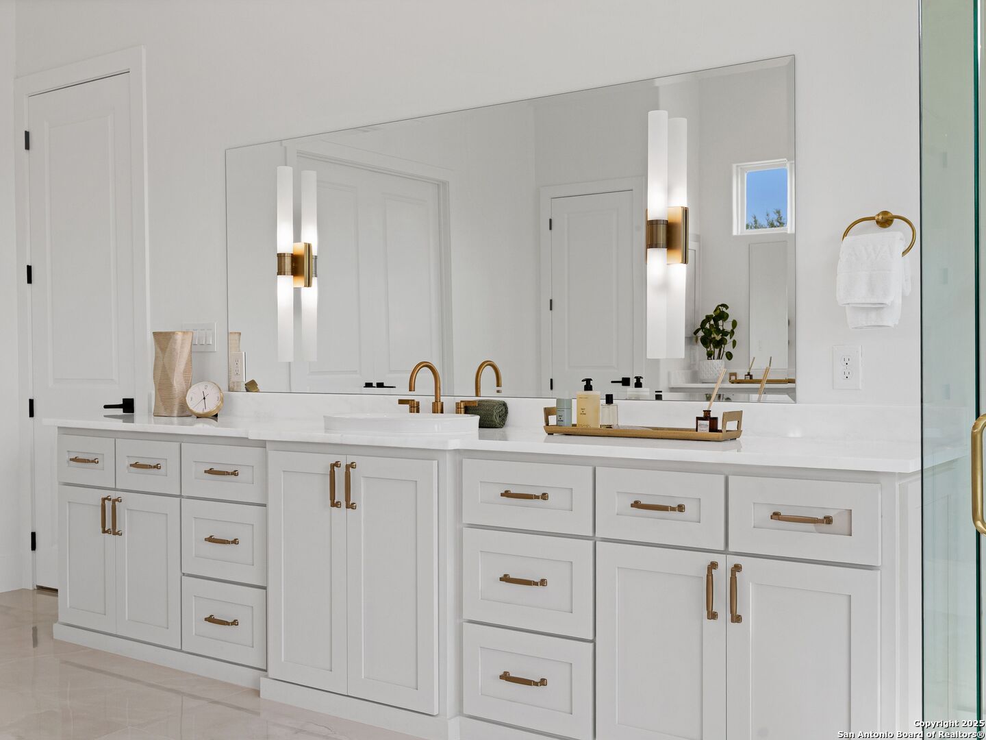 137 Phillip Ranch Road Boerne, TX 78006 - Photo 26 of 61 a bathroom with sink mirror and