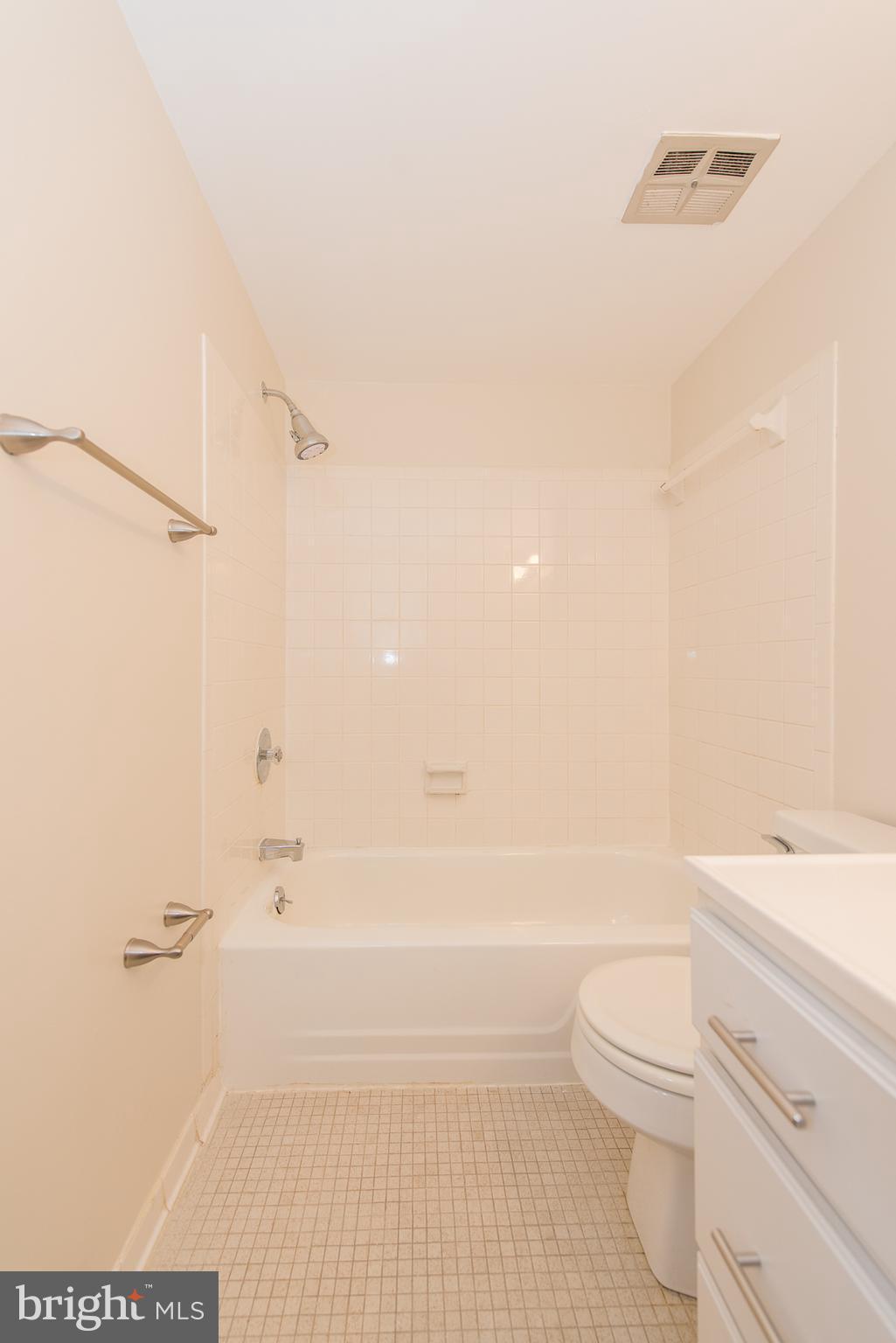 5232 West Running Brook Road, Unit 301 Columbia, MD 21044 - Photo 19 of 29 a bathroom with a toilet and a bathtub