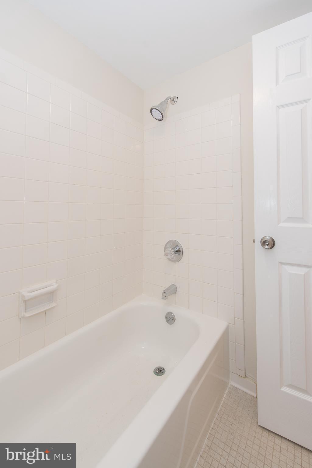 5232 West Running Brook Road, Unit 301 Columbia, MD 21044 - Photo 26 of 29 a bathroom with a bathtub