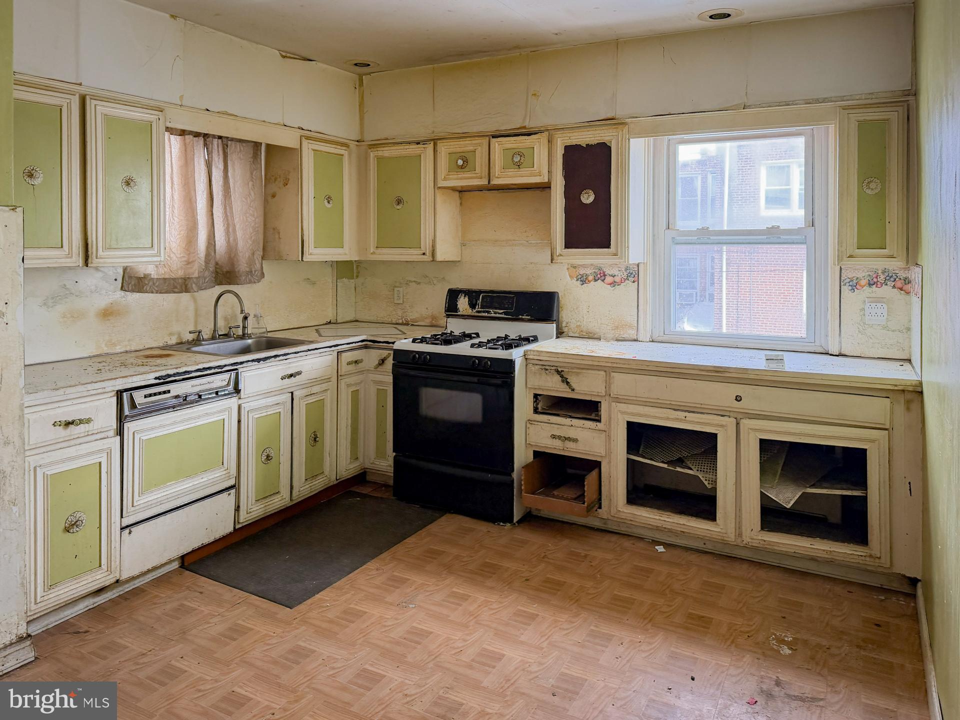 1205 Stirling Street Philadelphia, PA 19111 - Photo 5 of 10 Kitchen