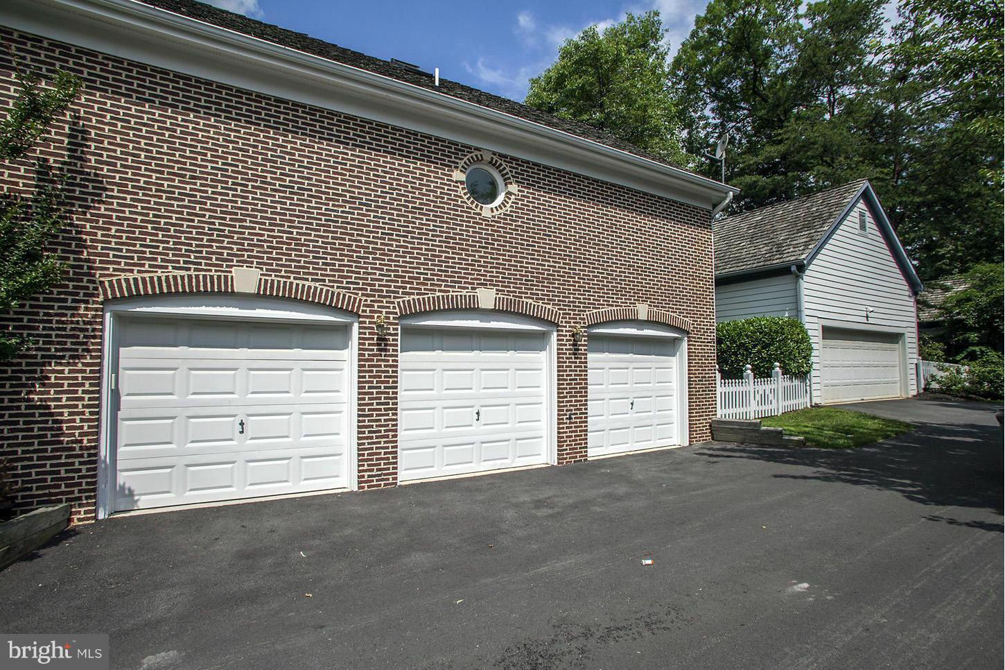 405 Tschiffely Square Road Gaithersburg, MD 20878 - Photo 2 of 30 3 car garage