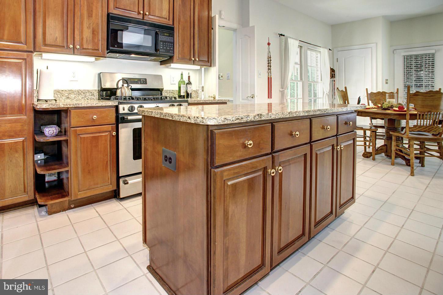 405 Tschiffely Square Road Gaithersburg, MD 20878 - Photo 11 of 30 Kitchen