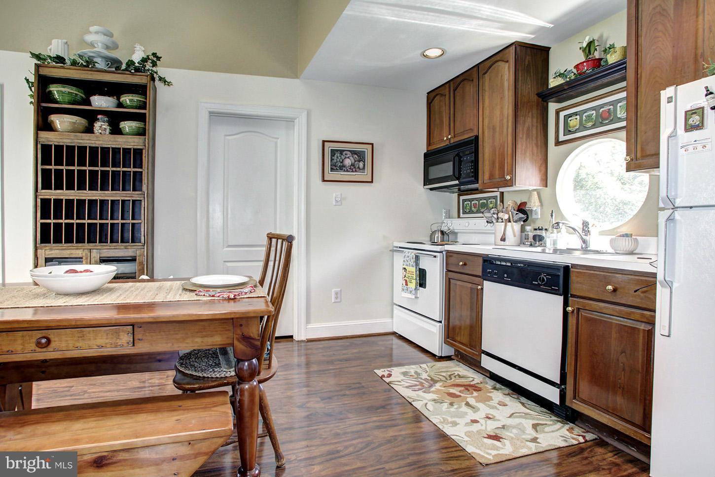 405 Tschiffely Square Road Gaithersburg, MD 20878 - Photo 24 of 30 Apartment Kitchen area