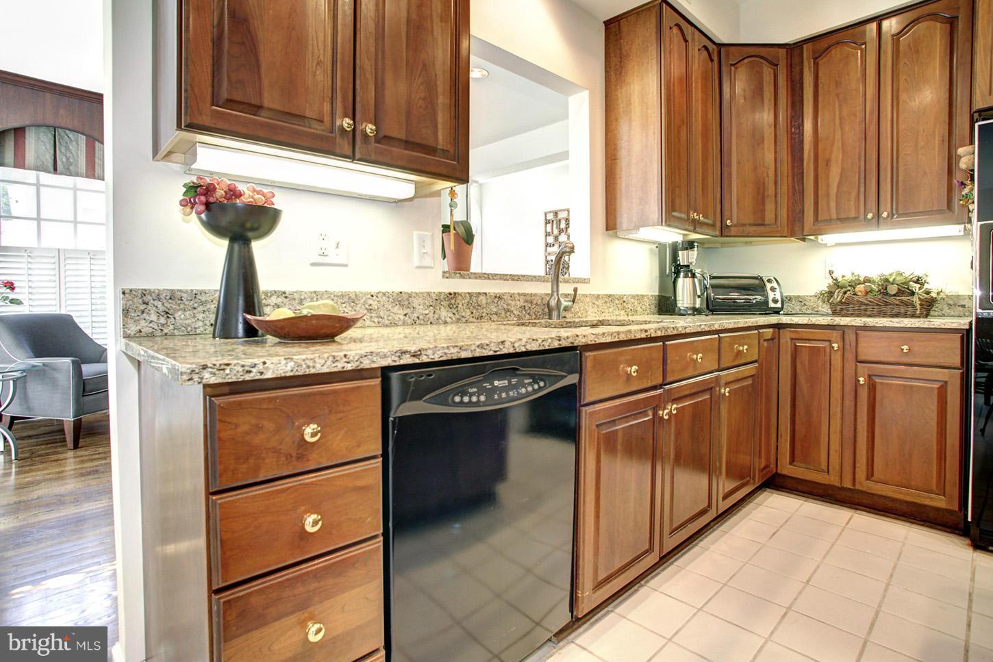 405 Tschiffely Square Road Gaithersburg, MD 20878 - Photo 10 of 30 Kitchen