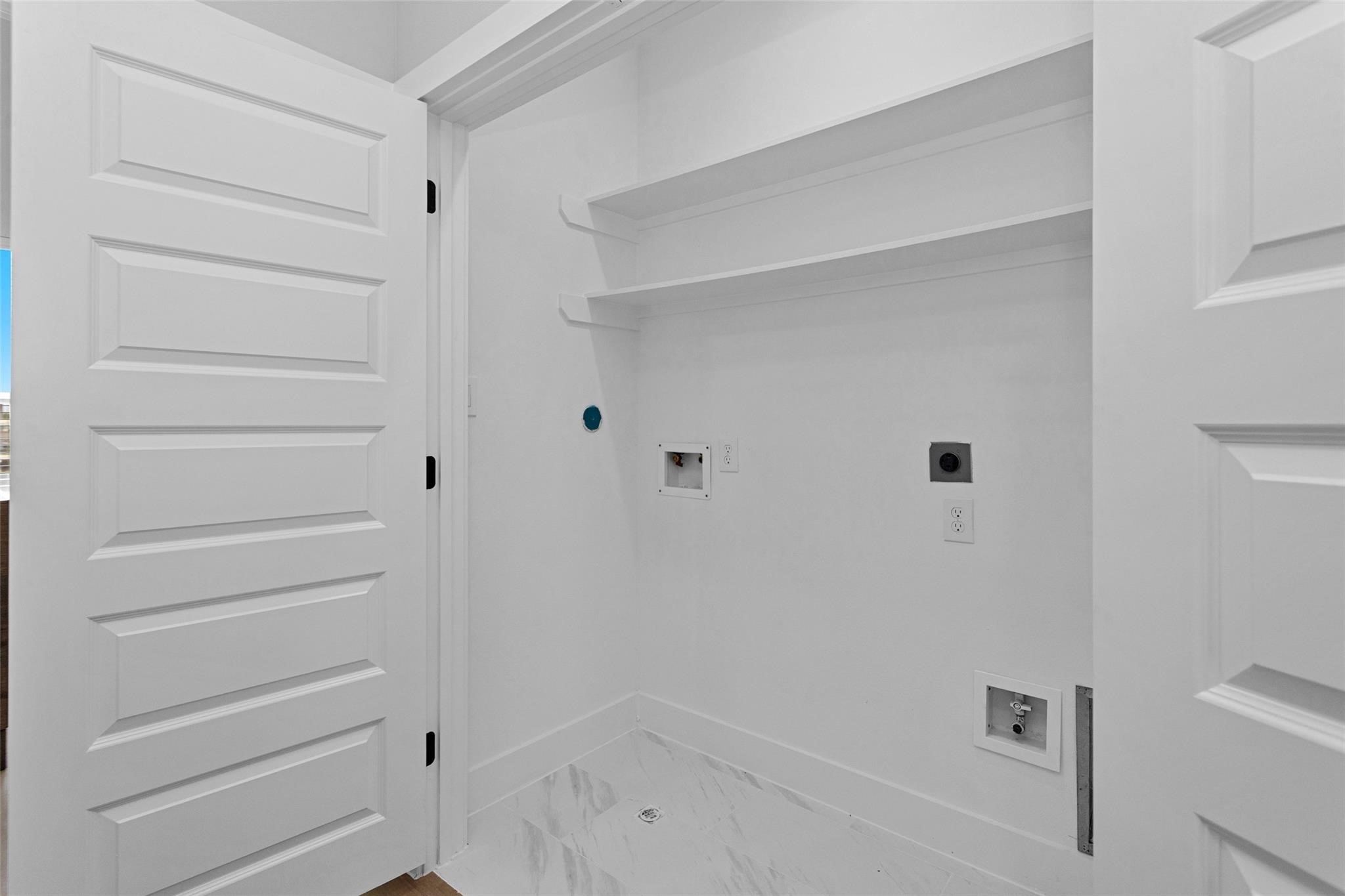 1616 Euel Street Houston, TX 77009 - Photo 40 of 42 a bathroom with a bathtub