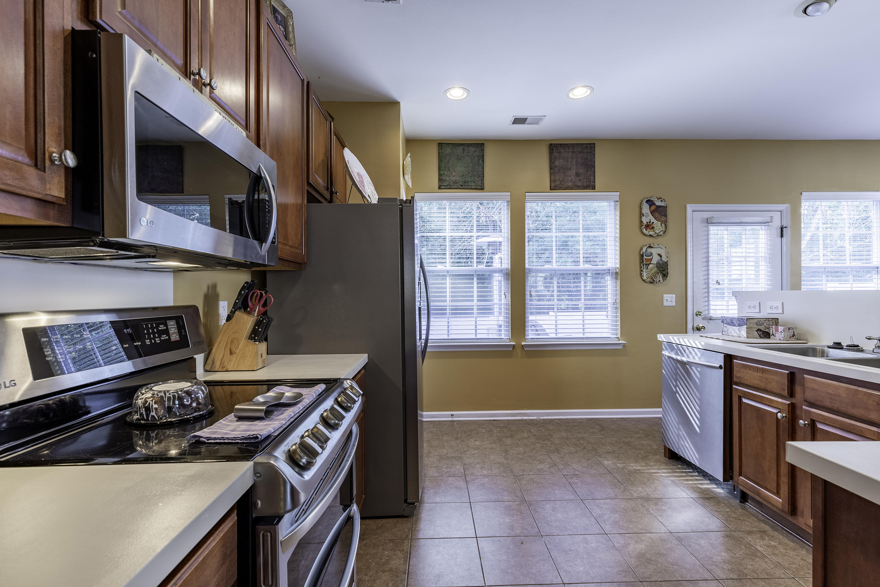 1304 Fenwick Plantation Road Johns Island, SC 29455 - Photo 6 of 21 13_Kitchen