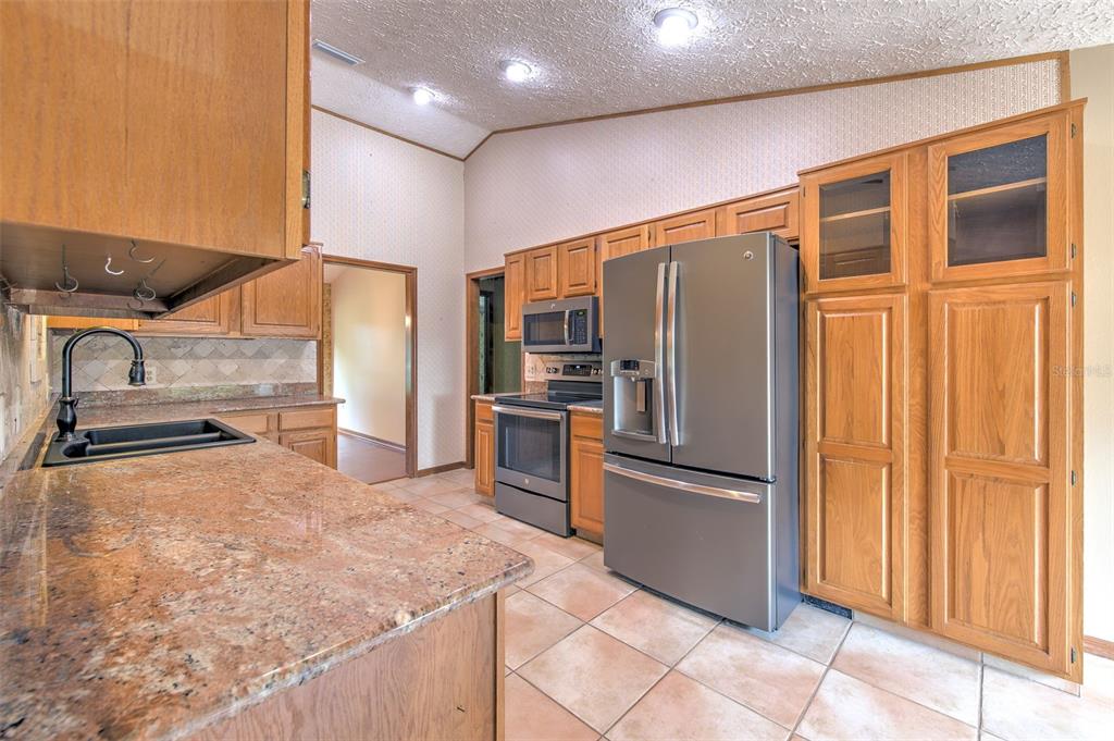 2102 Whitlock Place Dover, FL 33527 - Photo 14 of 45