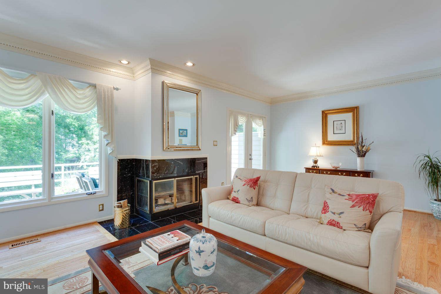 1909 Lakeport Way Reston, VA 20191 - Photo 11 of 30 Living Room