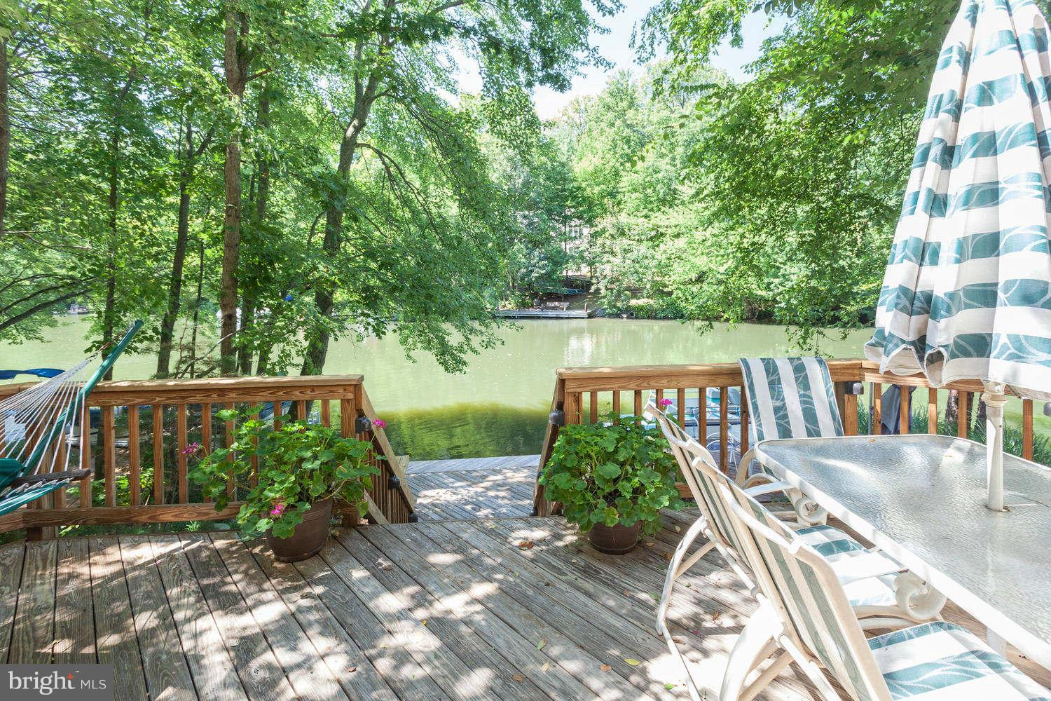 1909 Lakeport Way Reston, VA 20191 - Photo 23 of 30 Exterior (Rear)