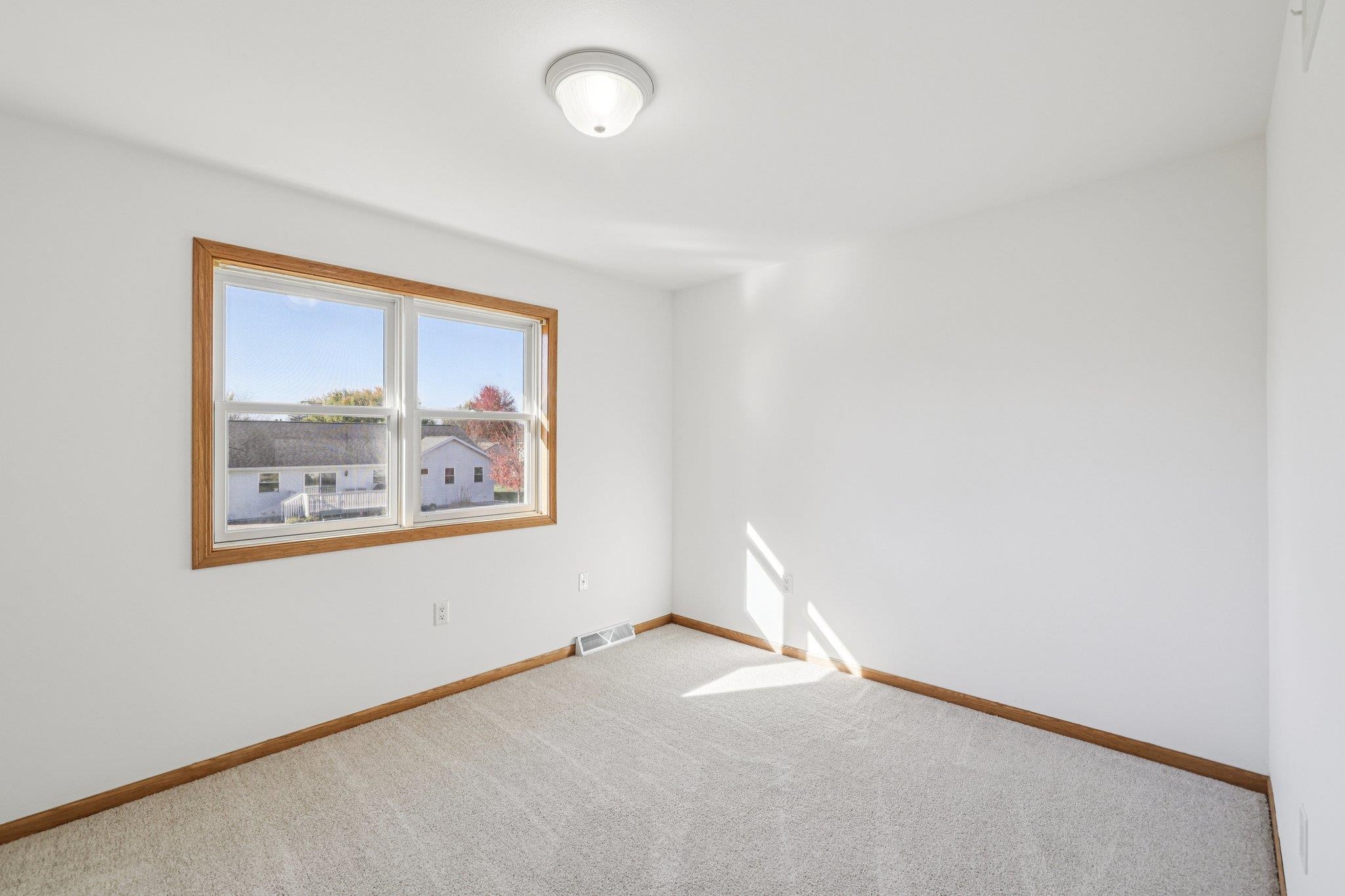 633 Stonehaven Drive Sun Prairie, WI 53590 - Photo 18 of 32