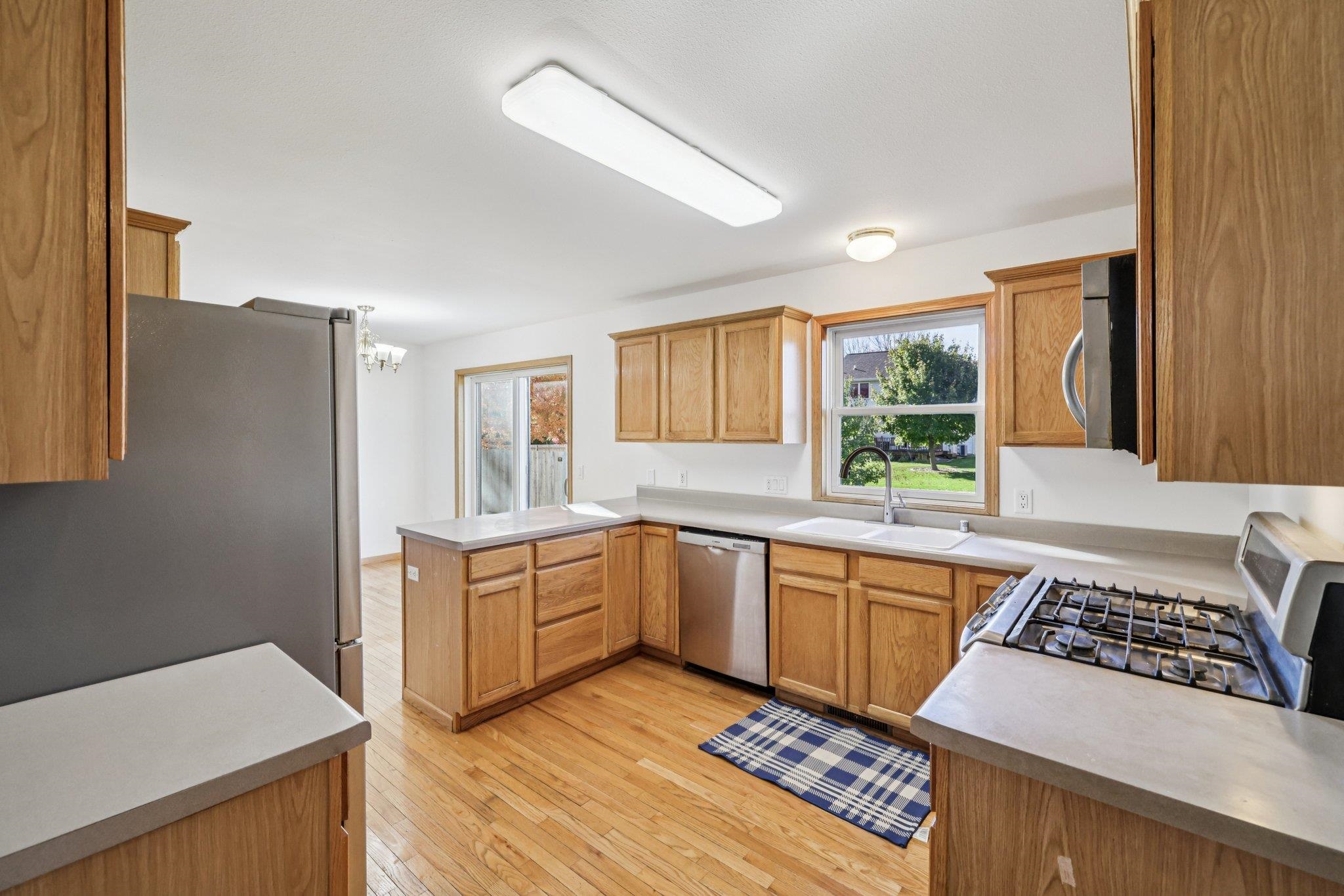 633 Stonehaven Drive Sun Prairie, WI 53590 - Photo 3 of 32