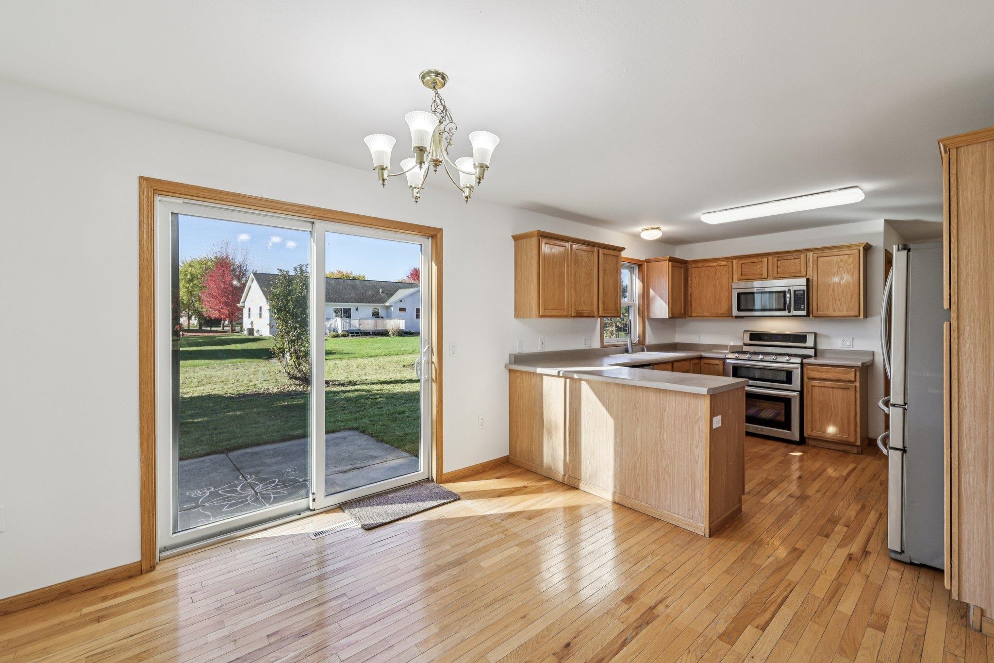 633 Stonehaven Drive Sun Prairie, WI 53590 - Photo 7 of 32