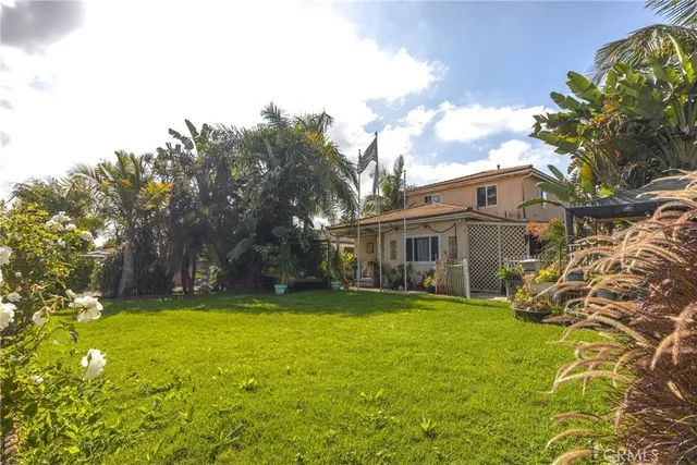 a view of a yard in front of house