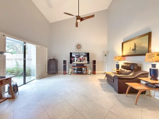 $458,000 | 205 Bonnie Brae Way, Unit 33, Hollywood, FL 33021