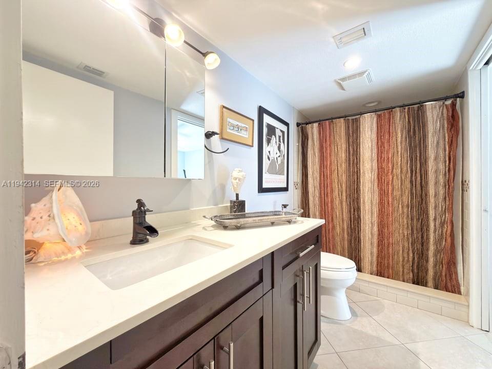 205 Bonnie Brae Way, Unit 33 Hollywood, FL 33021 - Photo 17 of 43 a bathroom with a sink a vanity and a mirror