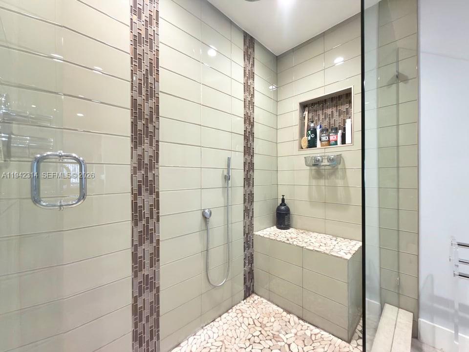 205 Bonnie Brae Way, Unit 33 Hollywood, FL 33021 - Photo 24 of 43 a bathroom with a bathtub and shower