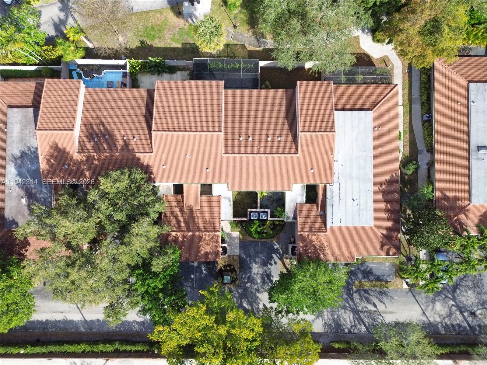 205 Bonnie Brae Way, Unit 33 Hollywood, FL 33021 - Photo 36 of 43 a aerial view of a house with a yard and plants