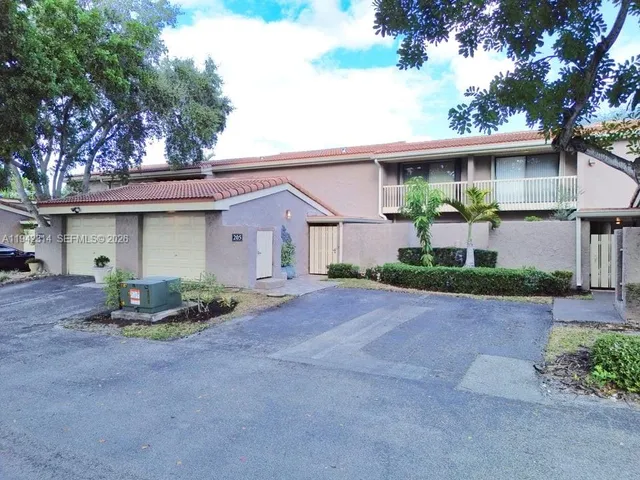 $458,000 | 205 Bonnie Brae Way, Unit 33, Hollywood, FL 33021