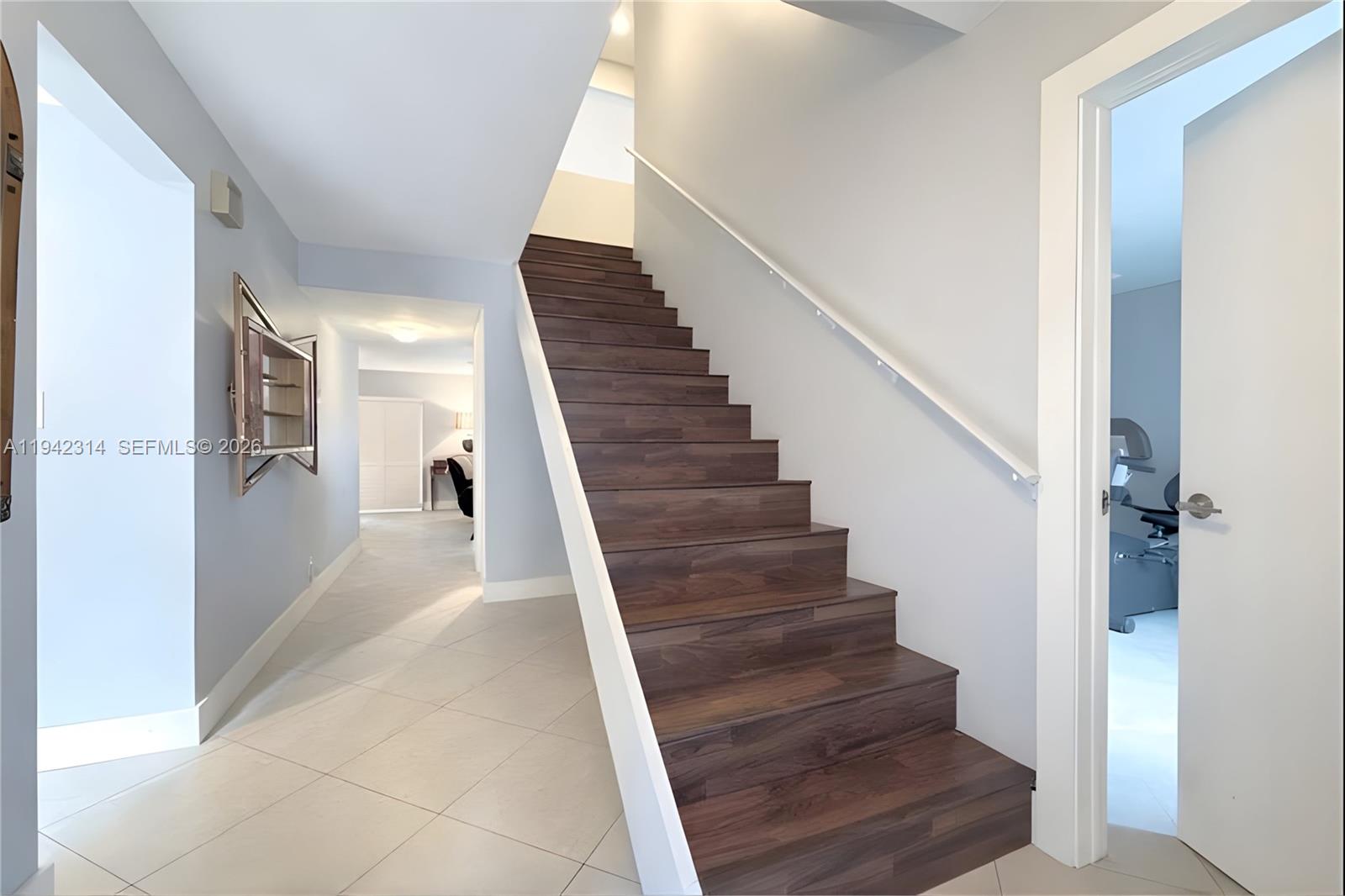 205 Bonnie Brae Way, Unit 33 Hollywood, FL 33021 - Photo 5 of 43 a view of entryway