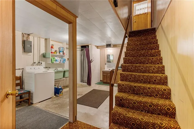 a view of entryway with a front door