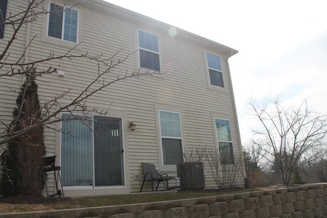 $2,300 | 460 South Jade Lane, Round Lake, IL 60073