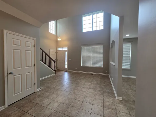 $2,300 | 460 South Jade Lane, Round Lake, IL 60073