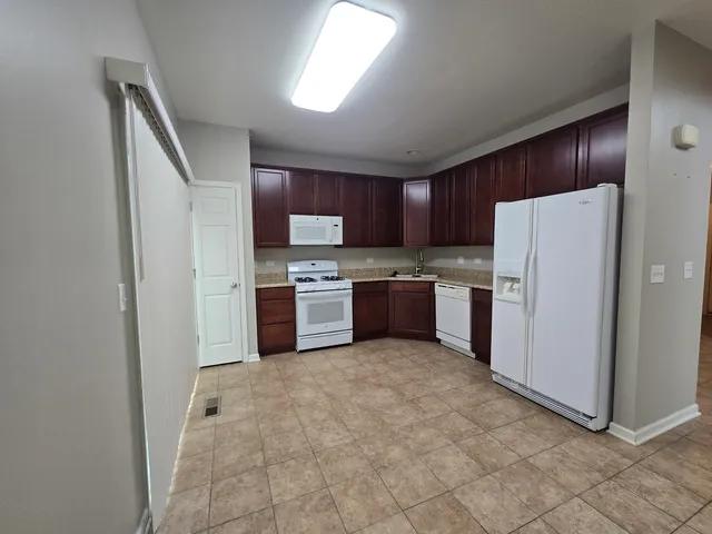 $2,300 | 460 South Jade Lane, Round Lake, IL 60073