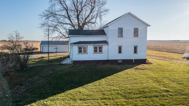 a view of a house with backyard and garden