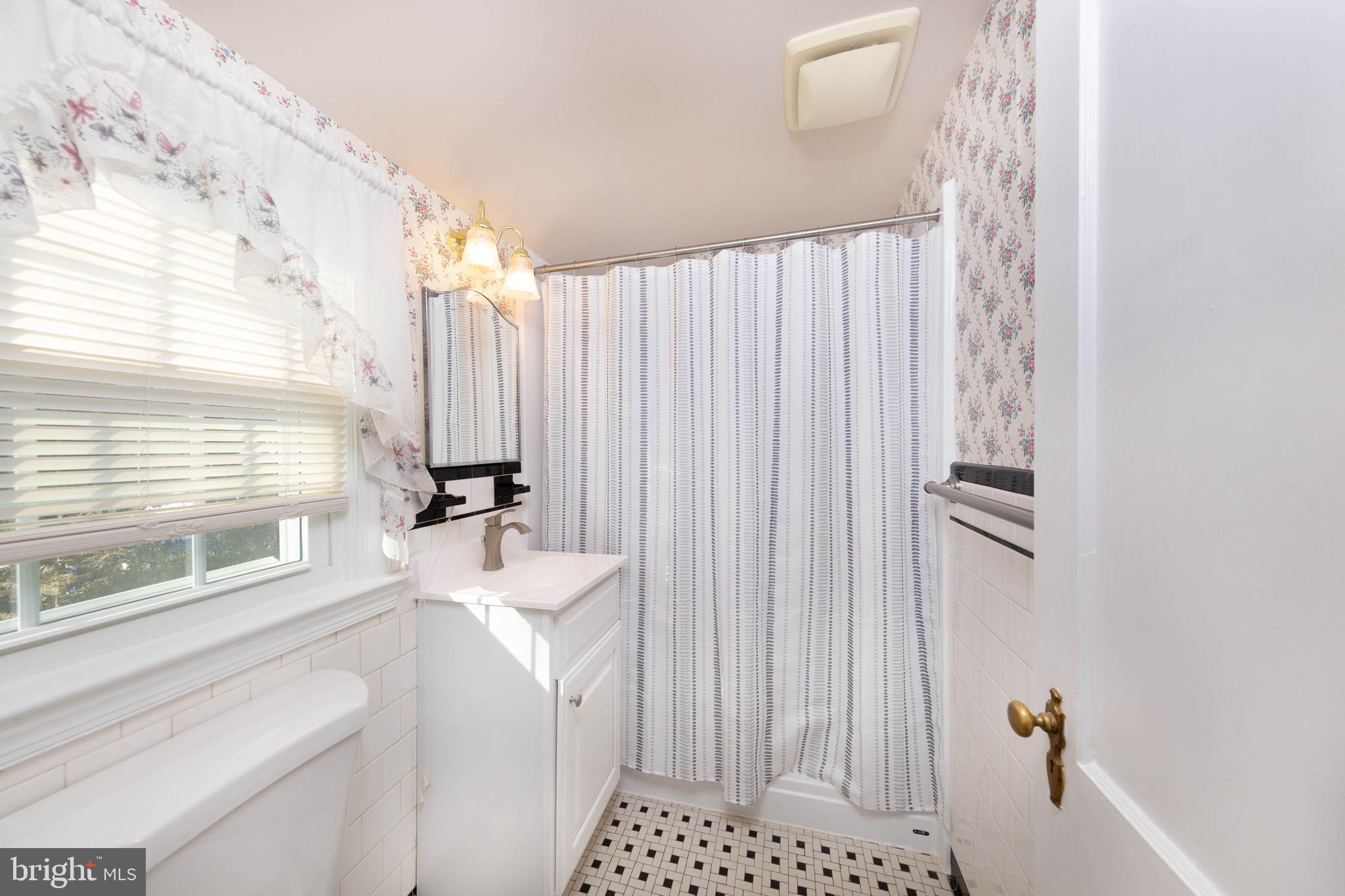 6502 Beechwood Road Baltimore, MD 21239 - Photo 25 of 30 Hall Bath