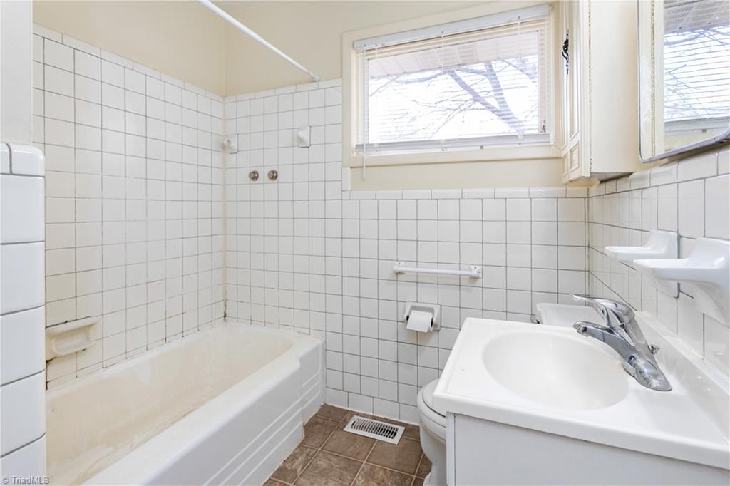 313 Melbourne Road Greensboro, NC 27405 - Photo 14 of 25 Gallery Image 14