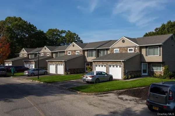 $3,890 | 5000 Townhouse Drive, Unit 1505, Coram, NY 11727