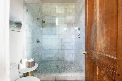 $6,000 | 1229 Annunciation Street, New Orleans, LA 70130