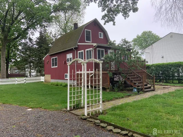 a view of a house with a backyard