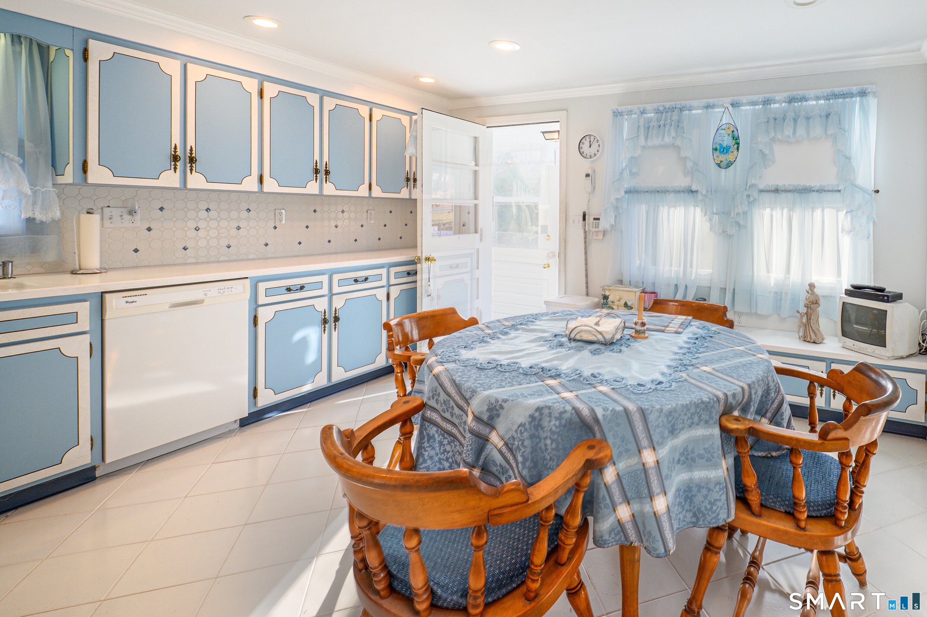 25 River Road East Haven, CT 06512 - Photo 5 of 31