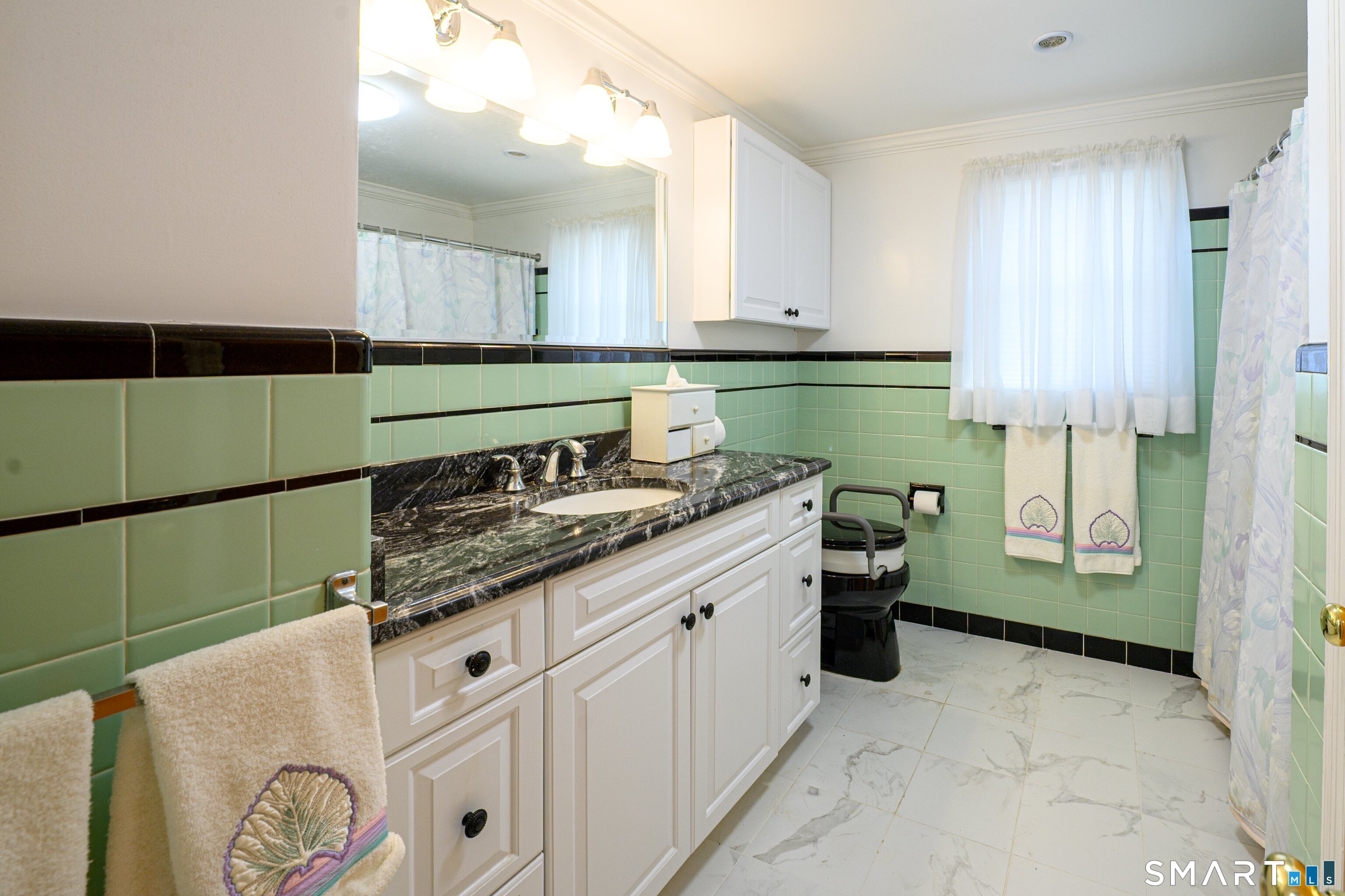 25 River Road East Haven, CT 06512 - Photo 8 of 31