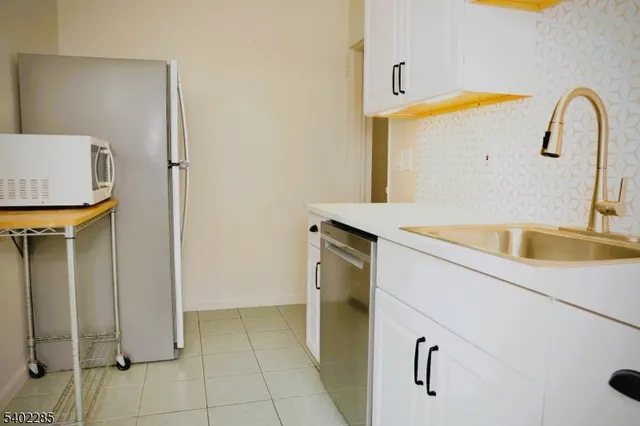 $2,100 | 33 West Roselle Avenue, Unit B, Roselle Park, NJ 07204