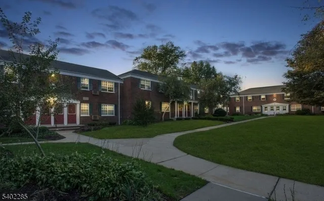 $2,100 | 33 West Roselle Avenue, Unit B, Roselle Park, NJ 07204