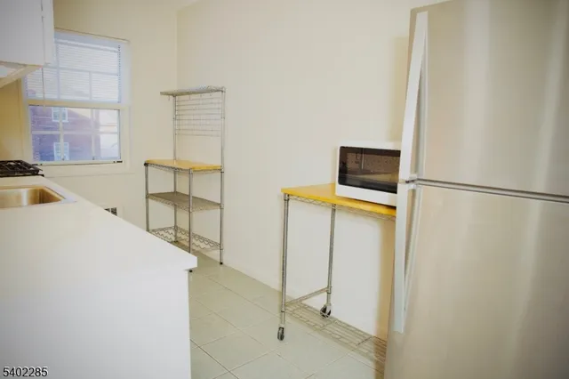 $2,100 | 33 West Roselle Avenue, Unit B, Roselle Park, NJ 07204