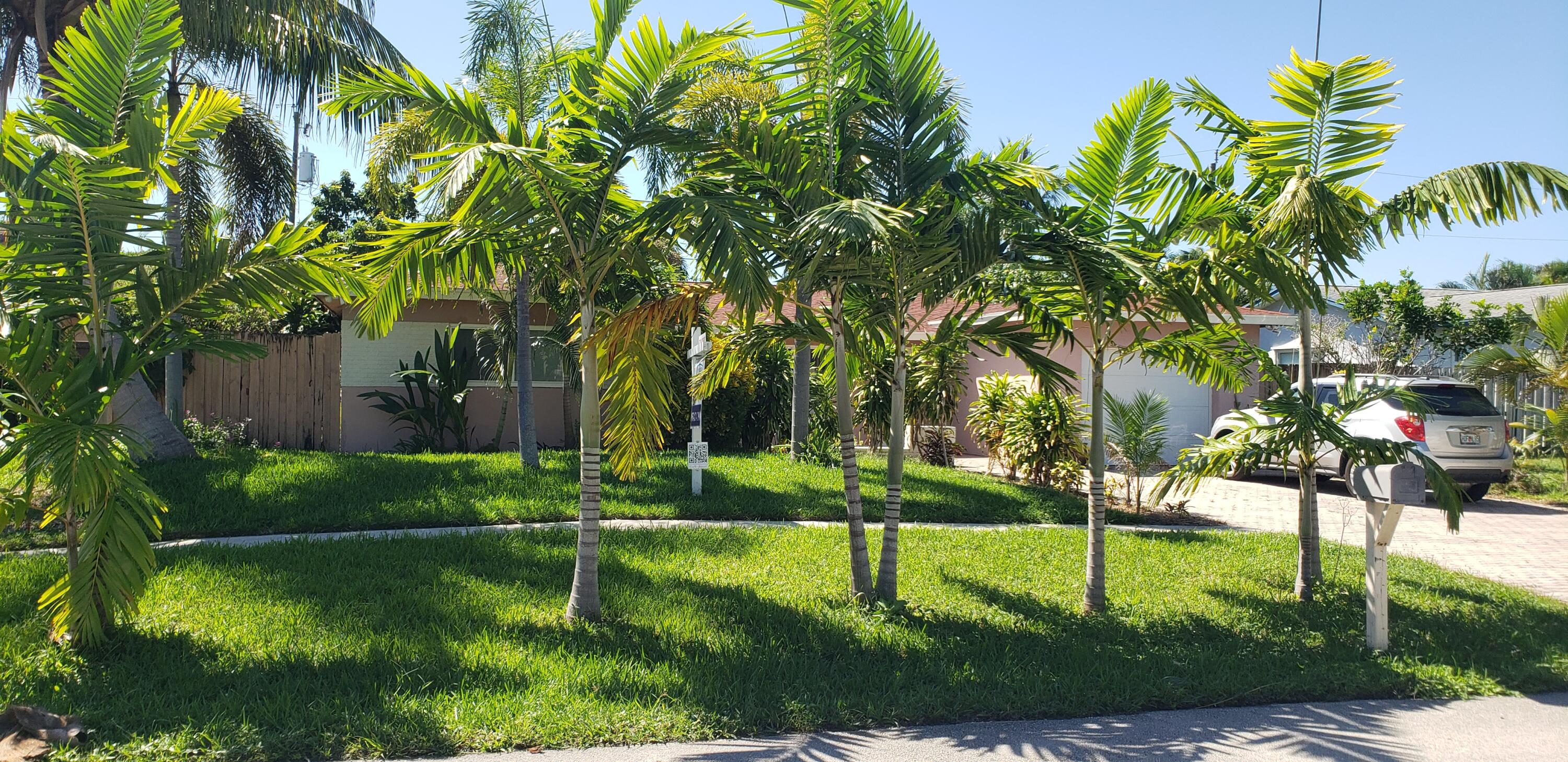 98 Seminole Lane Boca Raton, FL 33487 - Photo 24 of 42 a view of a backyard