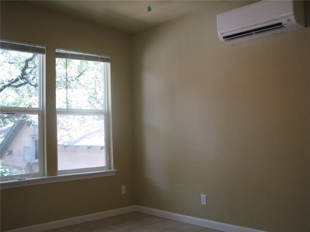 2830 San Gabriel Street, Unit B Austin, TX 78705 - Photo 10 of 14 an empty room with a window