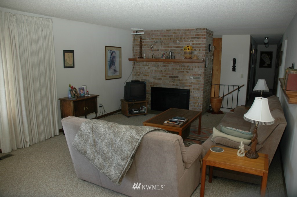 2533 Northeast 19th Street Renton, WA 98056 - Photo 3 of 20 Gallery Image 3