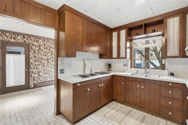 a view of entryway with window and front door